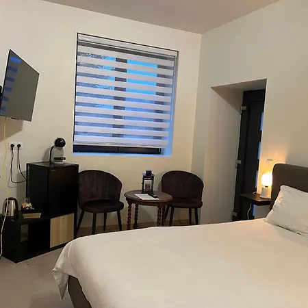 Ecole Buissonniere Bed & Breakfast 4*